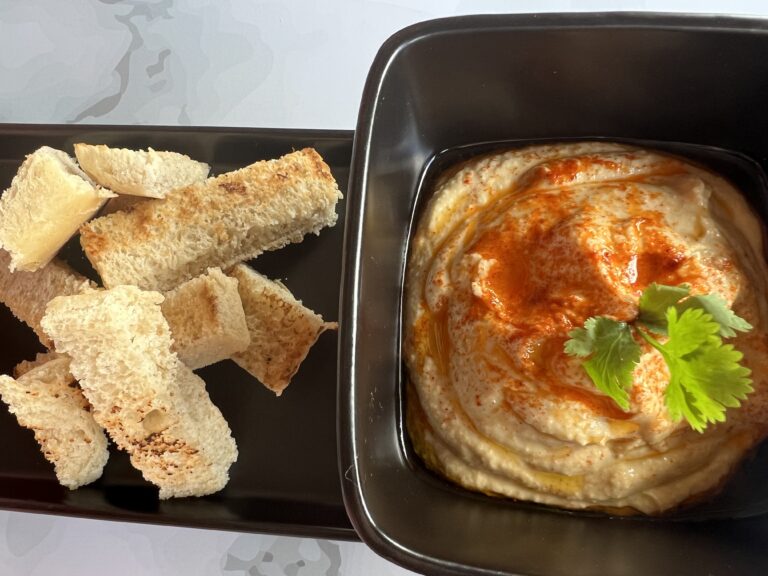 Hummus with toasted bread